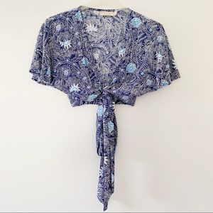 ✨Beach Gold✨ blue floral wrap crop top